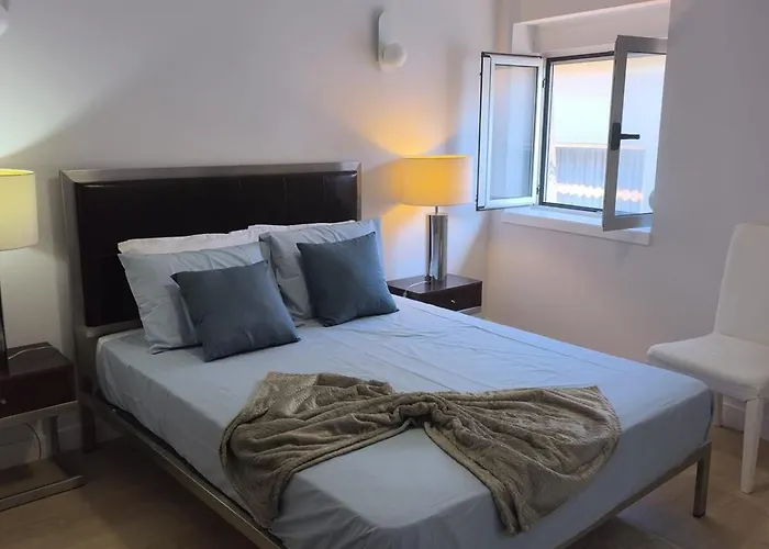 46 Steps To Beautiful In Center דירה *