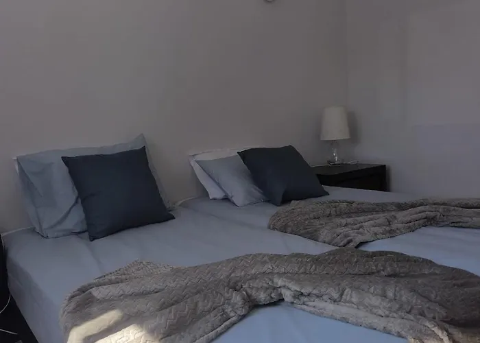 46 Steps To Beautiful In Center דירה